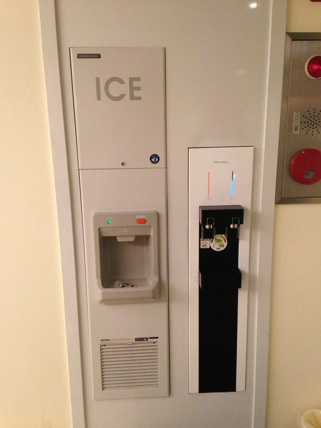 电梯门口就是自动冰块机和自动饮水机，比较环保。所以经常可以看到衣衫不整、覆着面膜拿桶出来装冰块的美女，当然我们也这样。