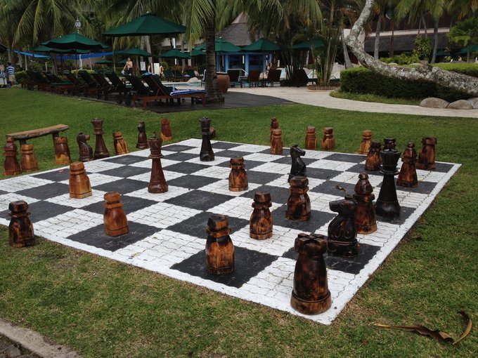 国际象棋，就在室外泳池旁边。 