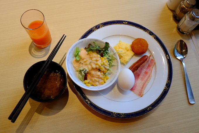 早餐，菜色很普通，但是日本食物的材料确实好，口感和国内不同。特别是牛奶，7-11到处都有卖明治牛奶，绝对喝出原来小时候的感觉。