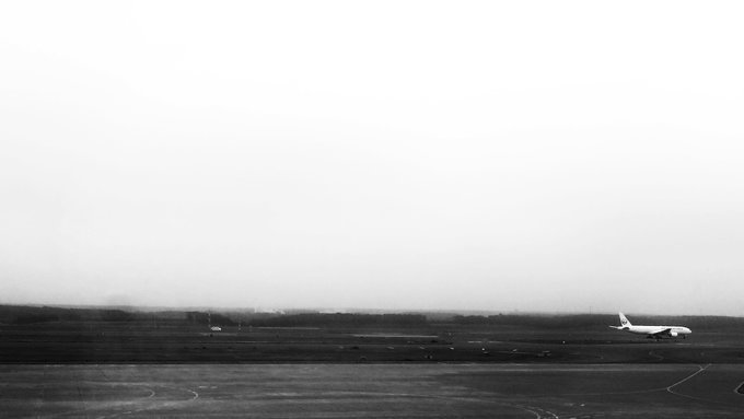 酒店的窗口望出去，可以看见机场跑道。