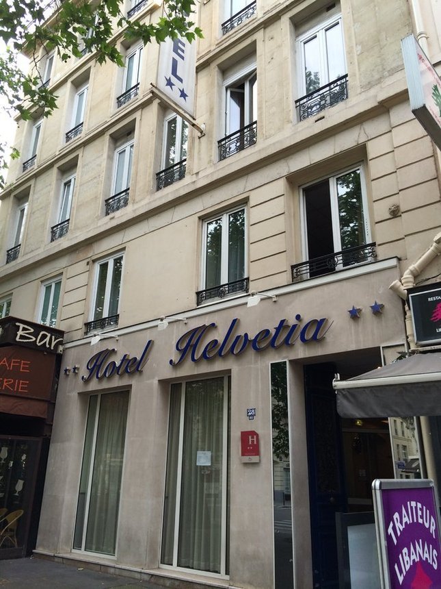 房间里面我忘记拍了, 只拍了酒店的门口, 也可以看得出来是那种满大街都有的小酒店. 其实在巴黎这个价位还是不错的.