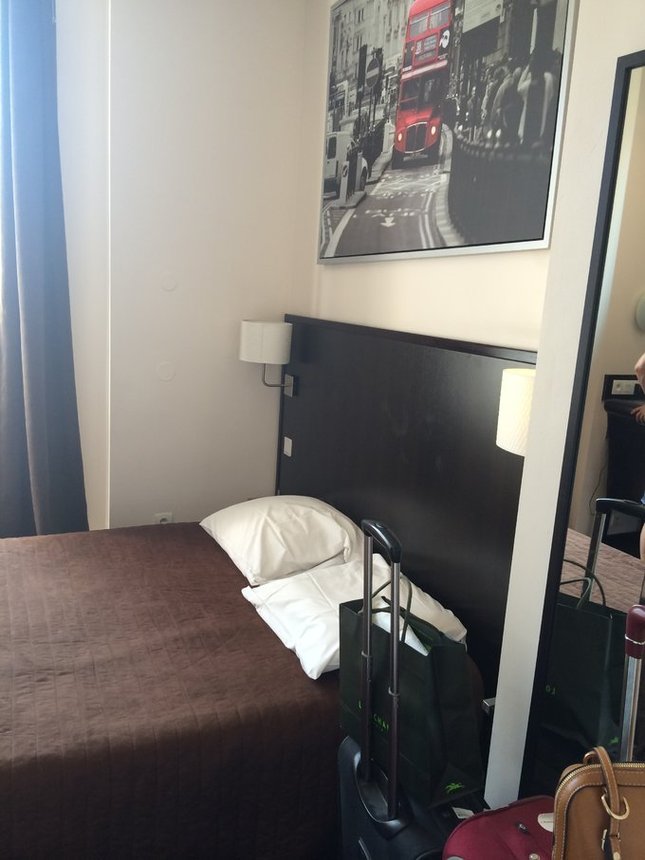从马赛的酒店切换过来, 尼斯这个酒店的房间是真心小啊, 卫生间也很小. 不过还算干净整洁, 采光也好.