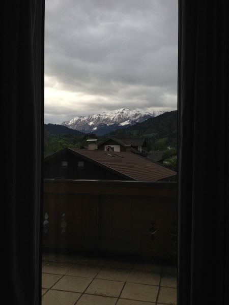 房间里就能看到巍峨的雪山，天气app显示我们所在的小镇海拔698米 