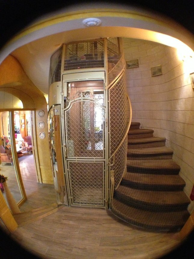 古老的吊笼电梯，只能容下两个人，或者一个人+一个箱
