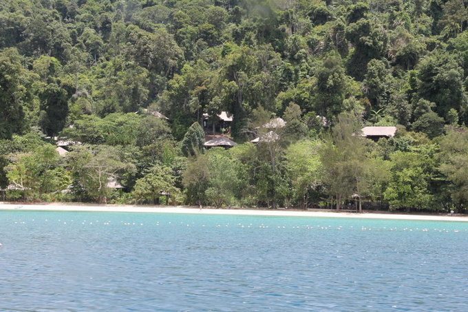 远望Bunga Raya Island Resort（林间的木屋就是我们住的房间）