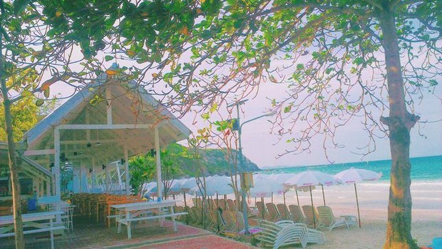 早晨的Samae Beach酒店的餐厅和免费的公共沙滩