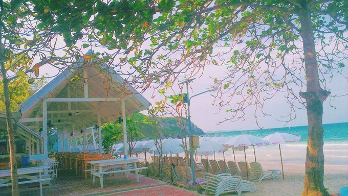 早晨的Samae Beach酒店的餐厅和免费的公共沙滩