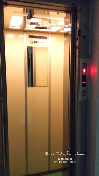 迷你电梯间，只能进2个人，或者一人2个箱子。。
