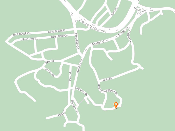 红点是酒店的位置，面朝小镇