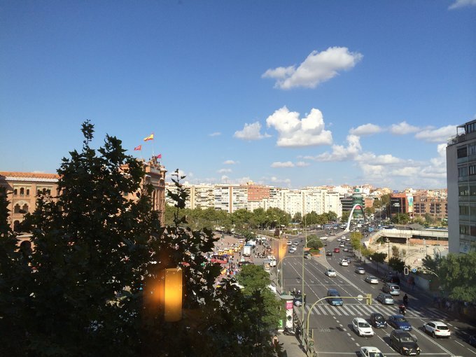 窗外的景色，左边被树挡住了，其实就是马德里的Vantas斗牛场