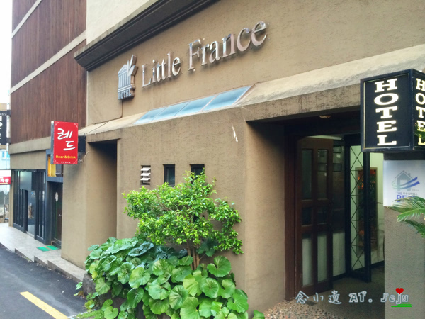 新庆南酒店站下车 寻找终于Little France。到了酒店 看着还不错~