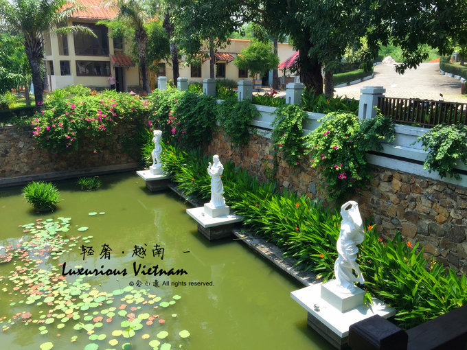 酒店一进门的水池，很漂亮，白色的雕塑搭配粉绿相间的花草，相得益彰