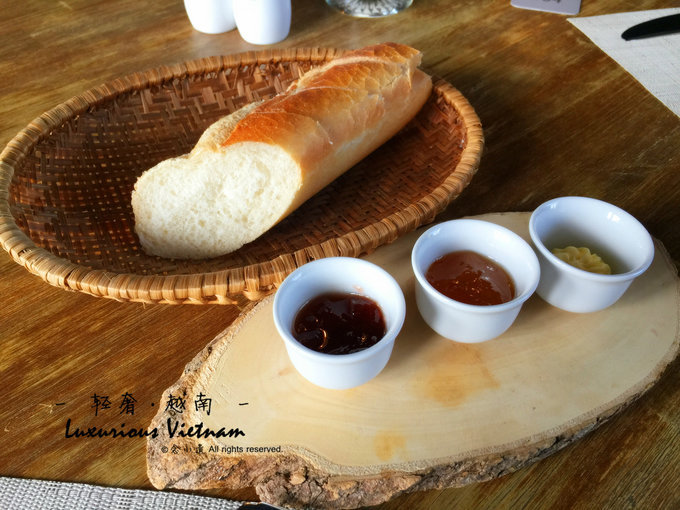 餐前面包，三种果酱，越南的法棍没有国内那么硬，嚼感很好