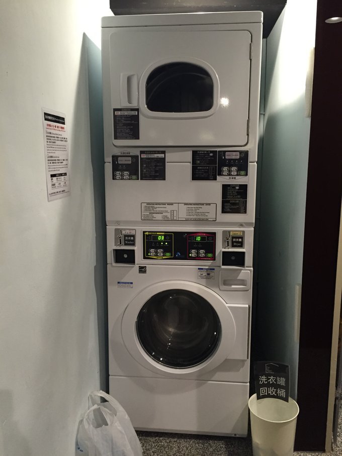 上方烘干机，下方洗衣机，台湾价格大概统一，这家的是40台币10分钟，洗衣精20台币一罐，烘干一次不太管用，可以累积投币