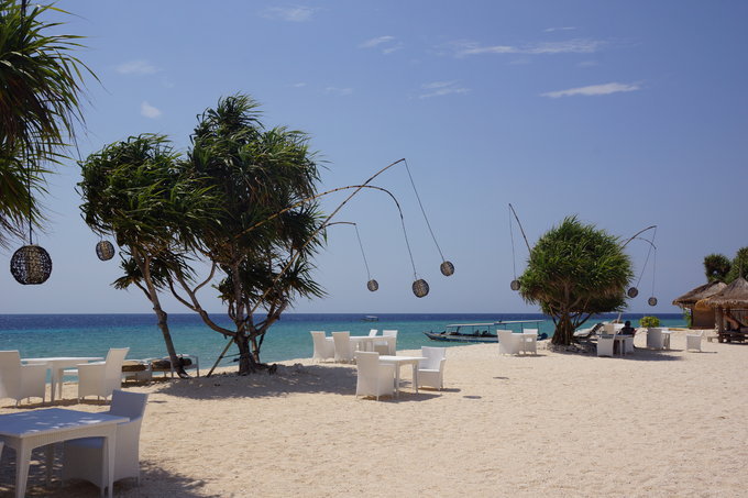 虽然前面是片很美的沙滩，但是吉利岛上下午起风，沙滩上根本没法坐，在Pondok Santi Estate酒店里荡荡秋千，要舒服得多很多啊。 