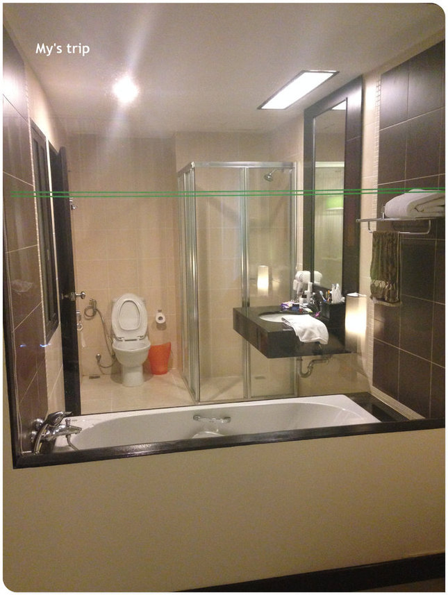 浴室都是透明的，空间感觉挺大，还有个大浴缸。