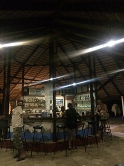 Pandan岛先看到度假村的小酒吧，好多外国友人围着吧台在闲聊。