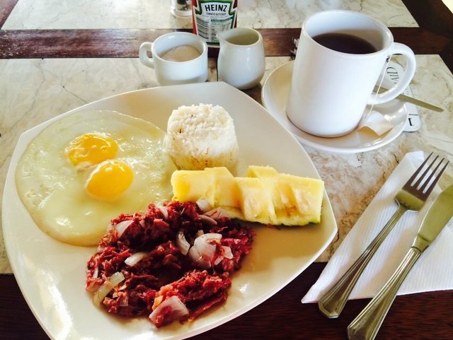 一个人吃早餐，小美人鱼酒店的早餐单点250比索，很好吃呢。