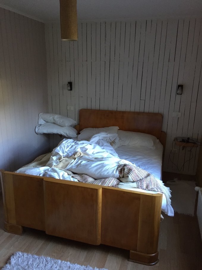 床铺的舒适度往往决定了酒店的价格，这儿的床很舒服，干净程度为：可以裸睡。