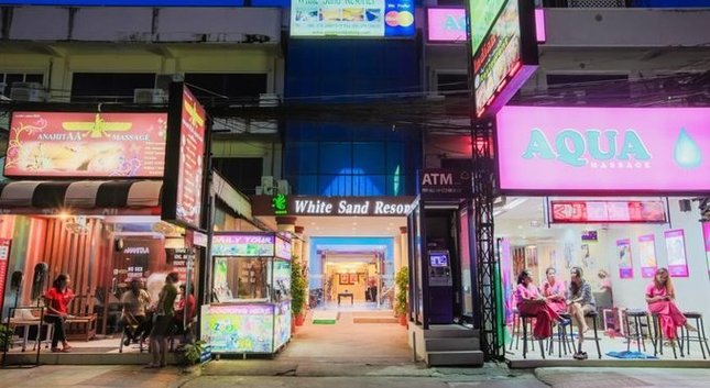 酒店坐落于按摩一条街，整条路上不计其数的按摩店，店门很小，如果自己找大概很容易错过。