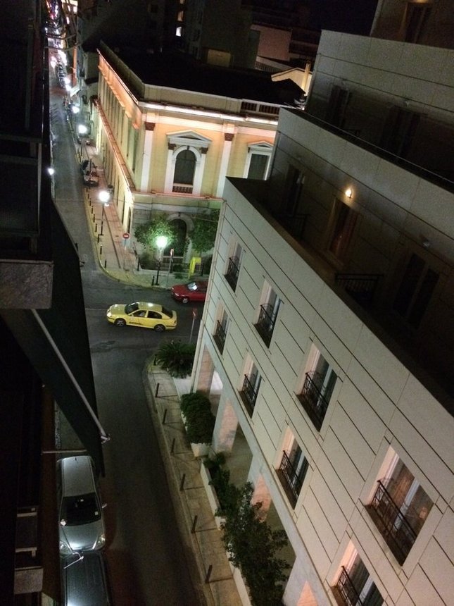 从阳台往下拍街道，雅典的出租是浅黄的。 