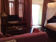 这是二楼的双人套房，非常漂亮舒服，室外还有一个小阳台。