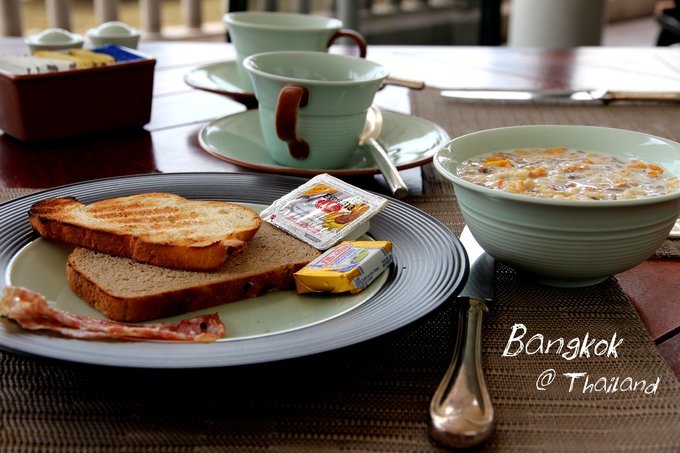 半岛的早餐，一贯的面包，黄油，培根，芒果，咖啡，早餐有很多的品种，只是习惯性的选择了这些