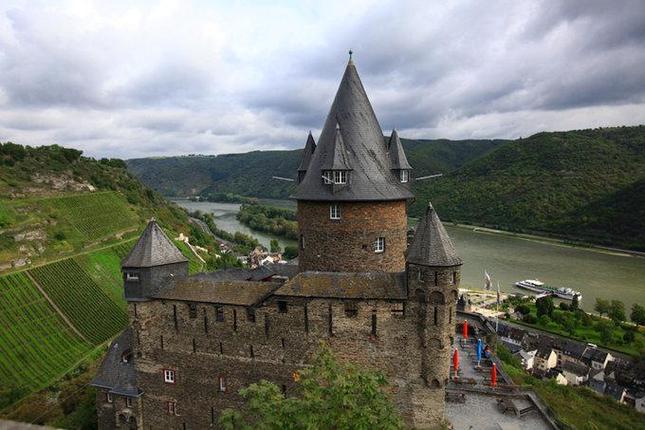 这座就是Die Burg Stahleck(STAHLECK城堡），高高的耸立在小镇旁边的山上。
