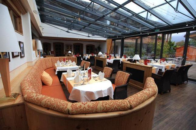 Hotel Sommer酒店提供健康自助早餐，温馨的餐厅供应当地食材新鲜烹制的巴伐利亚风味和国际菜肴。客人亦可享用含4道菜的晚餐或主题自助餐。 