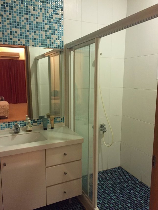 这个浴室只是拍了一半，比我香港的房间还要大，心情特别特别好。
