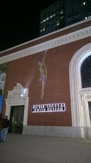 晚上，酒店楼下的博物馆外有两处设置了小舞台，一个是小型音乐会，一个是舞蹈之类的表演……