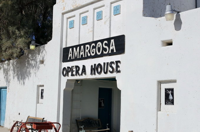 这里是加州的一个有名的历史遗址，有一个歌剧院、一个宾馆、一个博物馆和几间办公室。而这里所有的历史，都跟一个女人有关，这个传奇人物就是现年90岁的演员马尔塔·贝基特（Marta Becket）。她不仅仅是演员也是个舞蹈家和画家，令人非常惊奇的是她一个人在这座Amargosa Opera House演出了将近五十年！2000年，美国导演Todd Robinson拍了一部关于她的纪录片《Amargosa》，获得艾美奖提名。