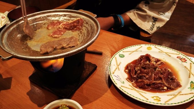 甚至还有DIY寿喜锅和成吉思汗烤肉就是自己拿个小锅和酒精炉，随意装菜肉之类的自己煮或烤，还挺好玩的
