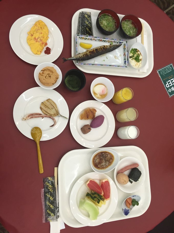 早餐的东西还可以，比日式旅馆的内容丰富太多了，哈哈，吃得挺欢乐