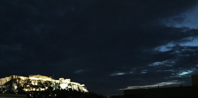 晚上在酒店的楼顶天台，可以看到卫城夜景