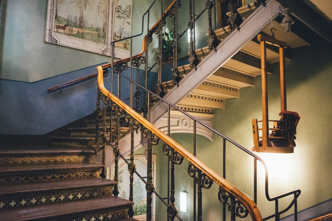 除了房间外，还是最喜欢楼梯的各个拐角，处处是心机。每一层的楼梯拐角，从碗碗碟碟到椅子再到画，布局不尽相同。