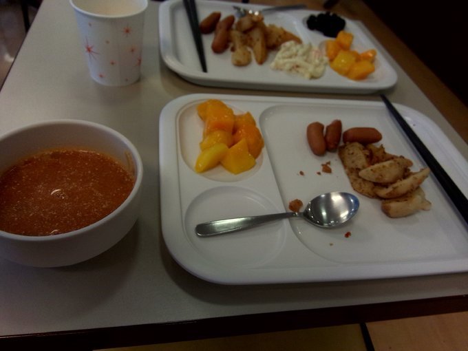 左面的罗宋汤不错
然后吃完的话，盘子都是自助放好的，日本人很人性化的，如果有残渣什么的，也会有倒的地方的，写的很清楚的