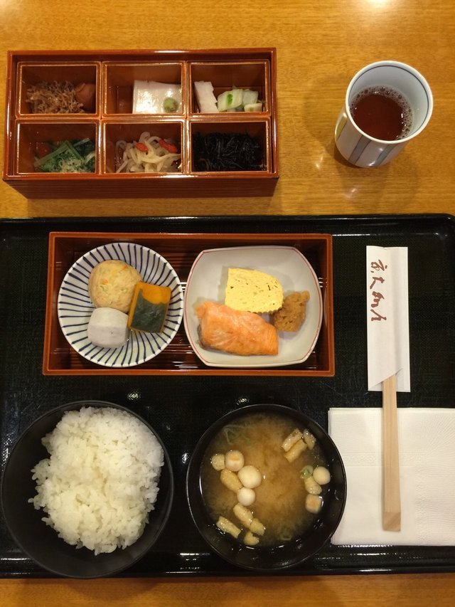日式早餐定食，量很足，种类也很多