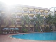 酒店的泳池，室外的灰常不错，下午要去畅游一下