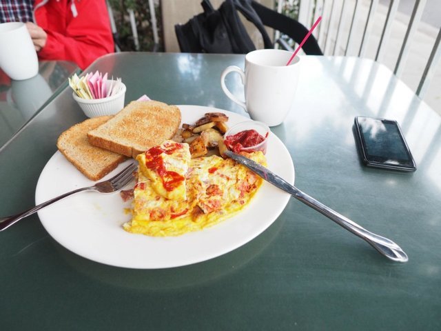 第一顿早餐，咖啡+面包+鸡蛋+土豆，很不错