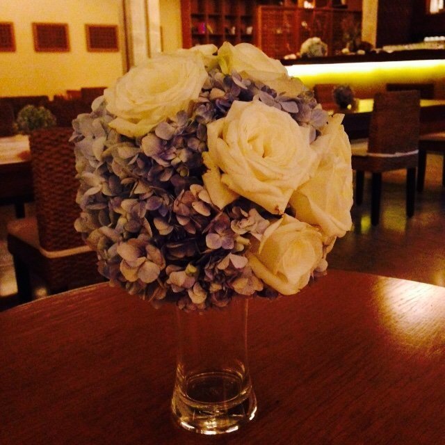 整间酒店所有的装饰花都是新鲜花束，我喜欢的绣球搭配玫瑰，蓝配白，体现出酒店布置的用心之处吧。