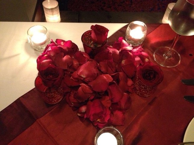 餐桌上还有这个玫瑰花瓣组成的桃心