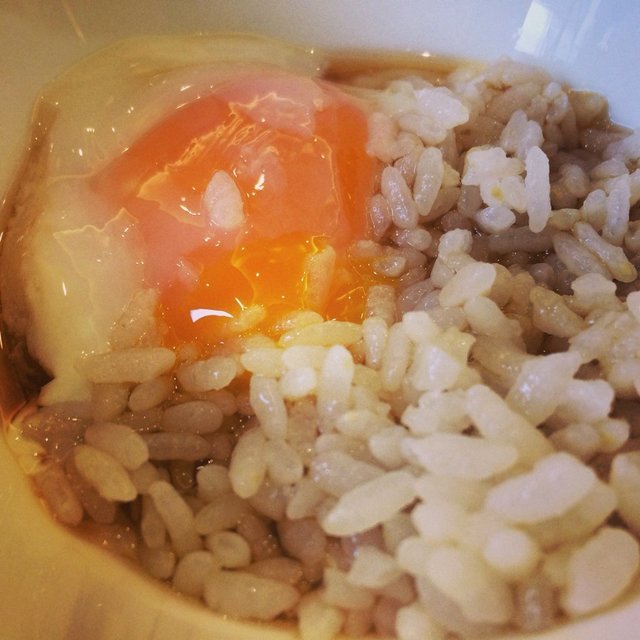 日本最著名的早餐：生鸡蛋拌饭。我对生食物有恐惧，但是这鸡蛋没有一丁点腥味，很好吃。中国的鸡蛋我就不评价了！！！