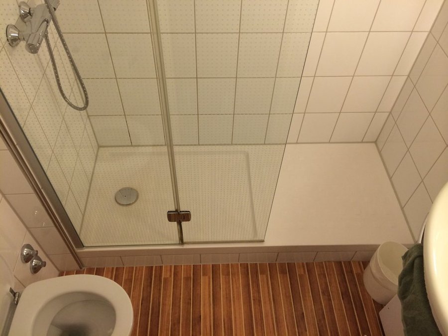 再小浴室都是干湿分离，却没有使用推拉门。使用一个直上直下的喷头避免了水流外溢。