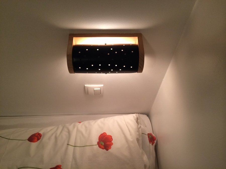 床头灯可以360度翻转，同时调整不同的亮度。