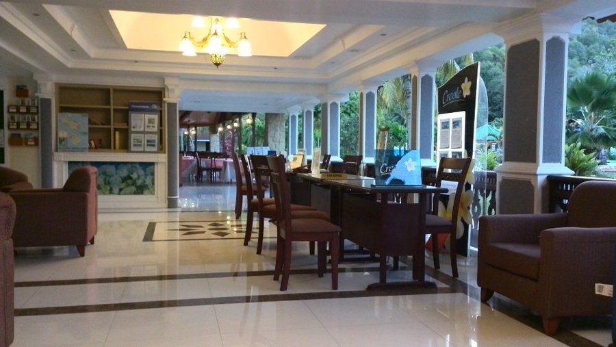 这就是酒店的大堂，门口是各个旅行社的办公桌。里面一点就是餐厅。