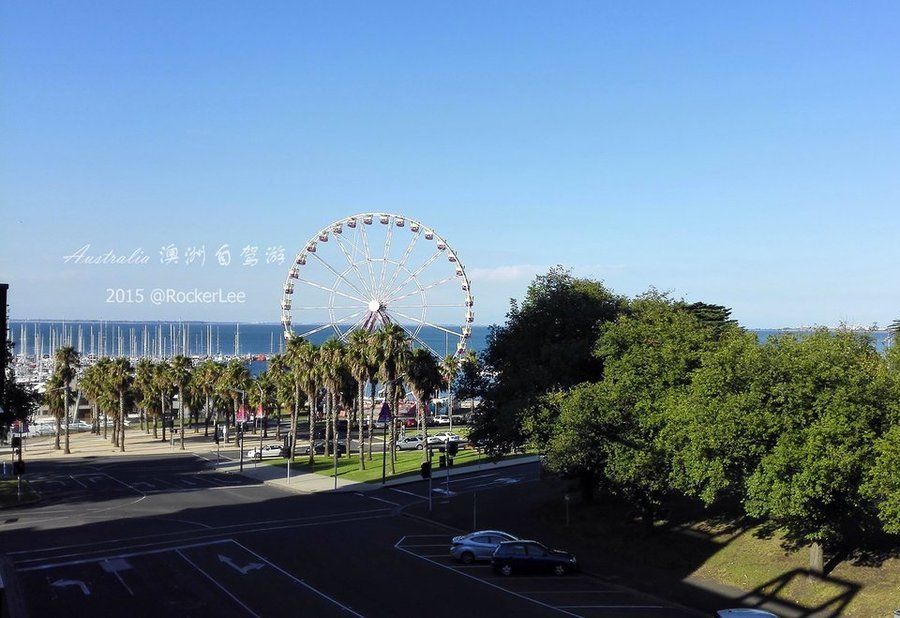 阳台就能看见大海，正好是一个海港，很多帆船。还有一个摩天轮。