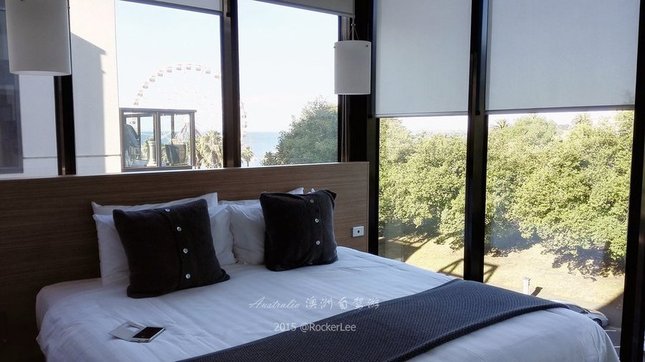 卧室，全是落地窗，能看到大海，非常喜欢，非常满意。
