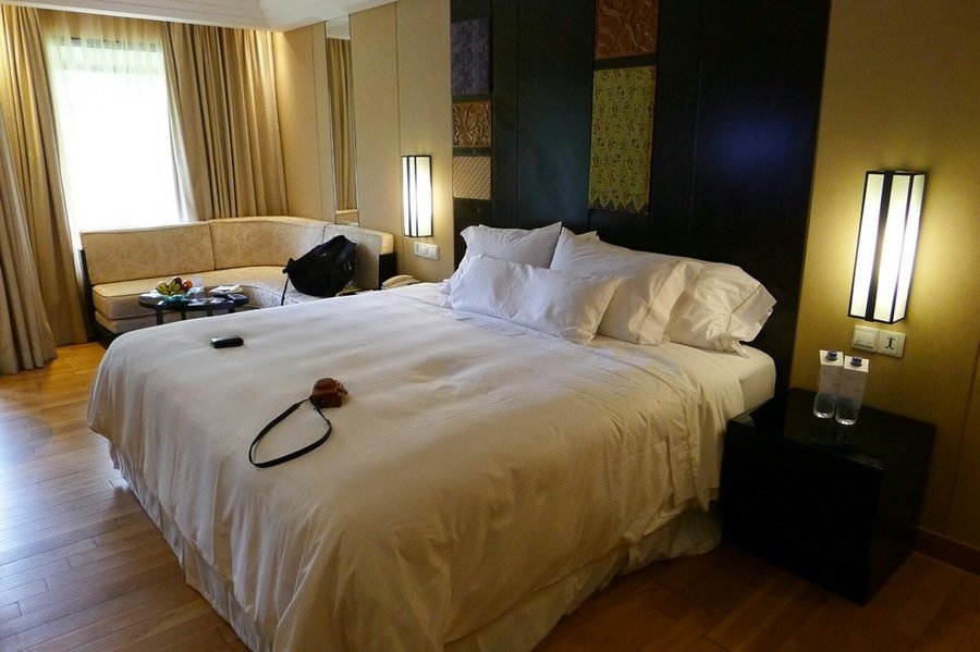 入住巴厘岛Nusa Dua的威斯汀酒店，这酒店有着著名的舒适的大床。虽然酒店很商务没有特别的美景，但是来这里的床上睡上几天也值得了！