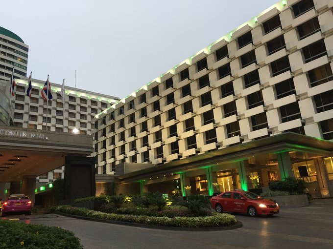 假日酒店就在曼谷洲际酒店的边上，外表看着还算新